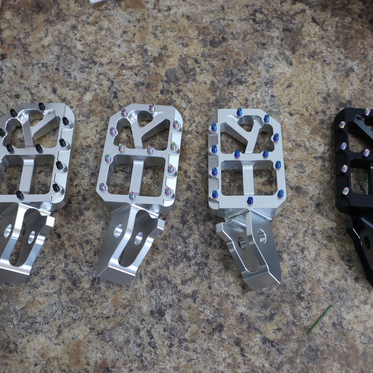 Wide Ultra Bee Pegs